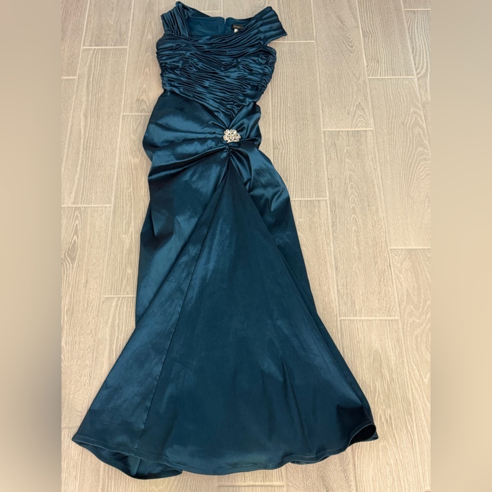 TADASHI SHOJI Iridescent Teal Ruched Formal Gown With Brooch Accent Size 8P - Picture 6 of 9